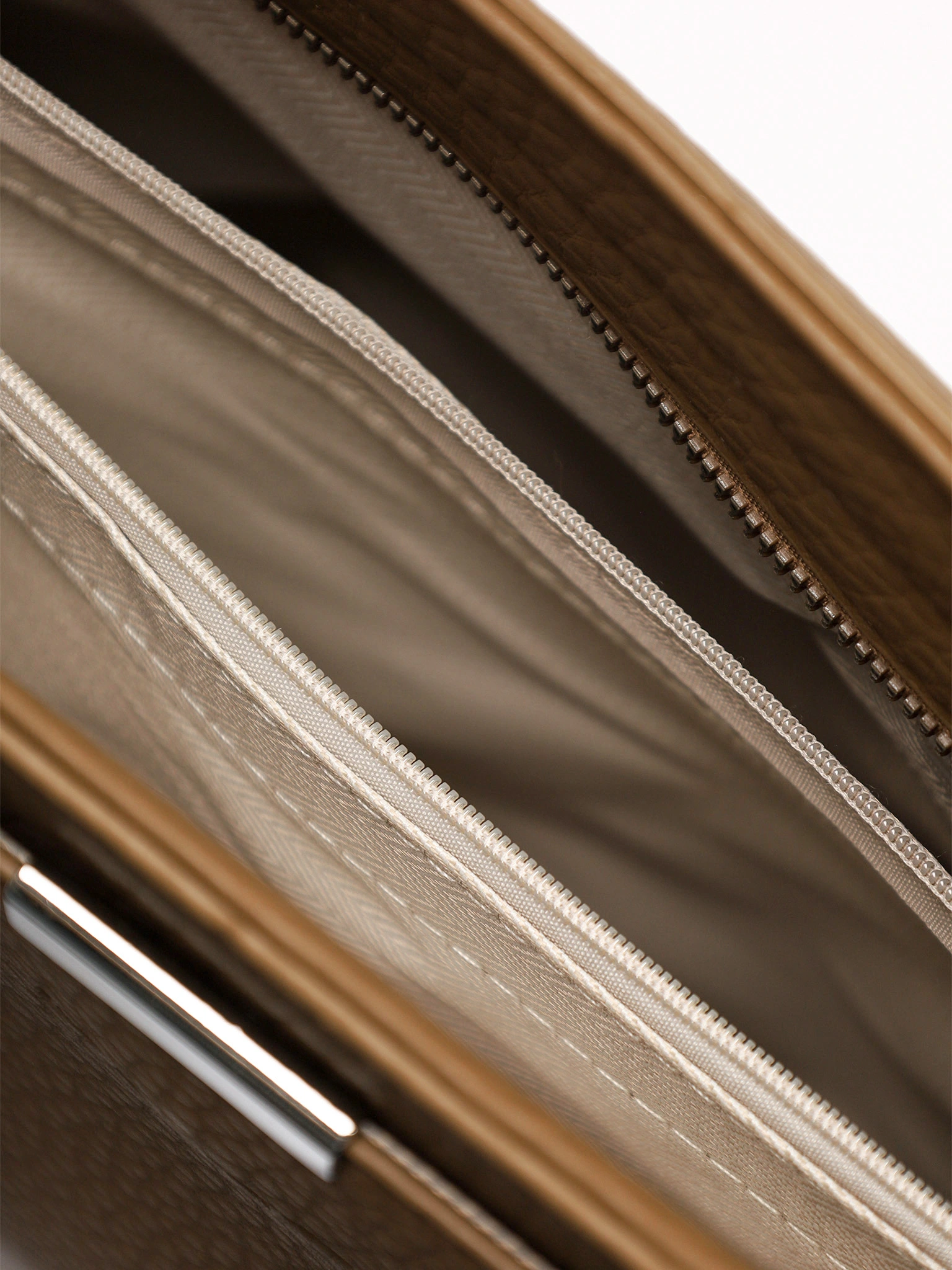 Сумка-тоут с декоративным брелком в ассортименте